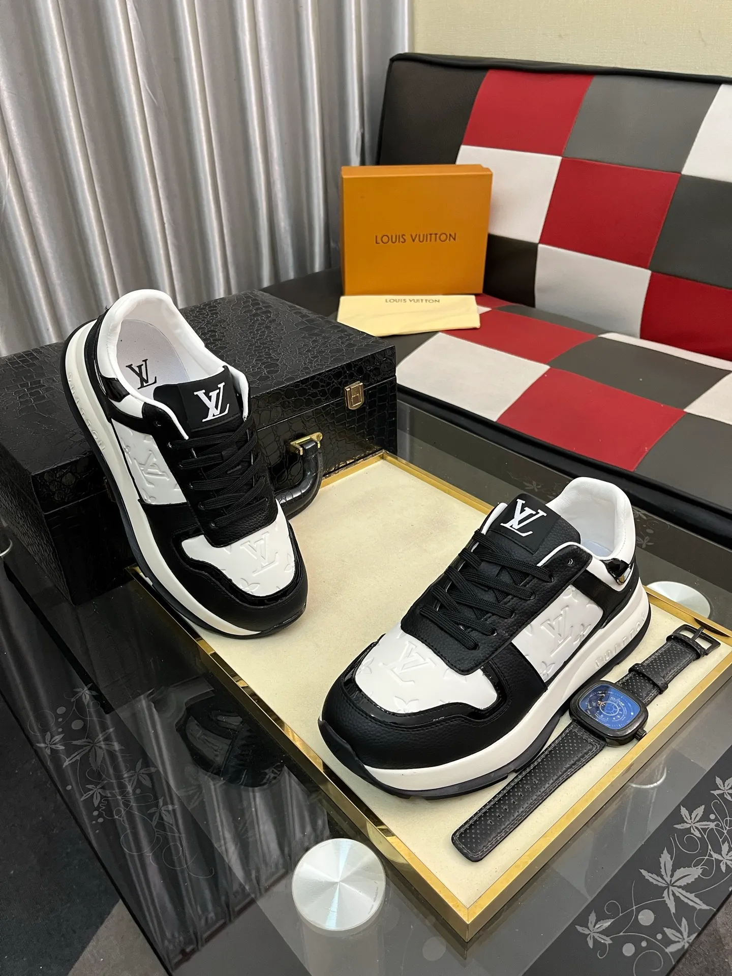 Men's shoes💰438⌚️⌚️《Louis vuitton/LV Louis Vuitton》original quality.~ Unique modern style sneakers. 🏃A must-have casual shoe for trendy men😍😍 Original brand imported from Italy, imported original leather, cowhide lining (refuses to discolor and grind feet) Sole: Original sole provided by the original factory, French lazy style design ⚠️Fit to the feet Original quality code number: 38-443️⃣Colors available